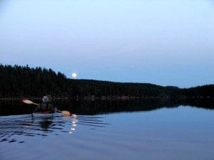 Fullmåne over Bjørnsjøen. Å padle over Bjørnsjøen var magisk der månen speilet seg i vannet.