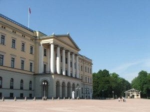 Slottet bør alle som er turist i Oslo få med seg. Hver dag 13:30 er det vaktskiftparade og i sommersesongen er det også mulig å være med på omvisning inne i Slottet.