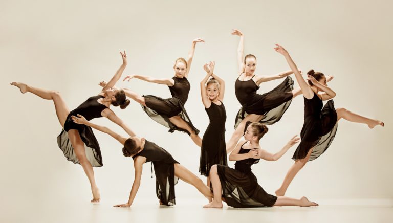Danseskole i Oslo, jenter i ulik alder som danser i sorte kjoler