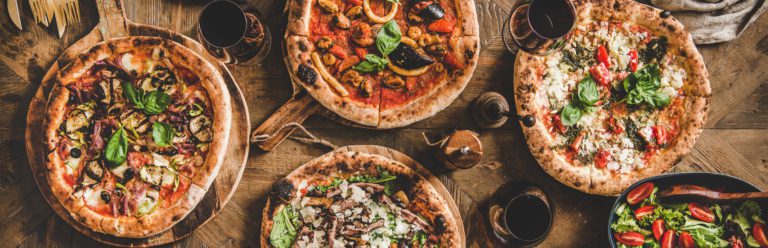 Italiensk restaurant i Oslo, oversiktbilde over italiensk pizza og rødvinsglass