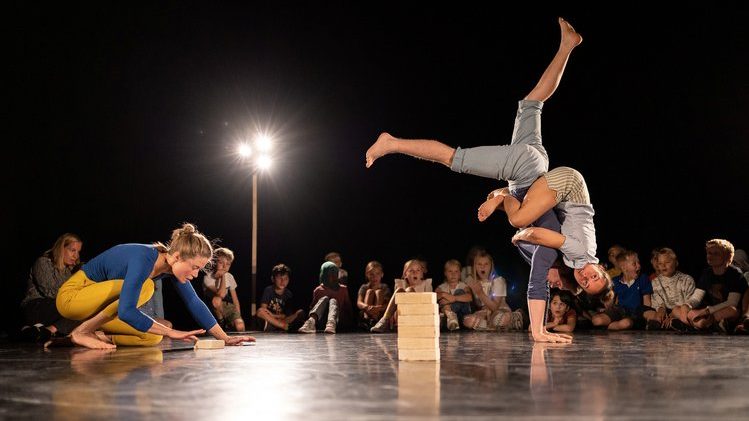 Fritt Fram – En sirkus- og danseforestilling hovedbilde